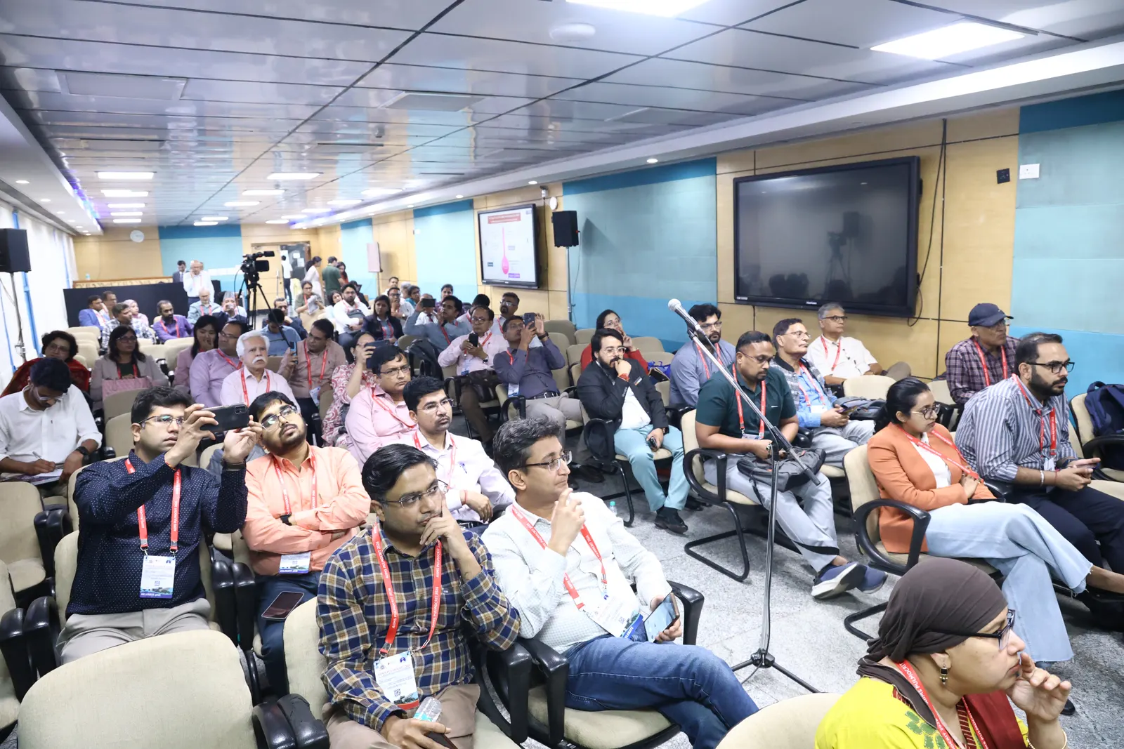 Delegates taking part in a PULMOCRIT 2026 scientific session