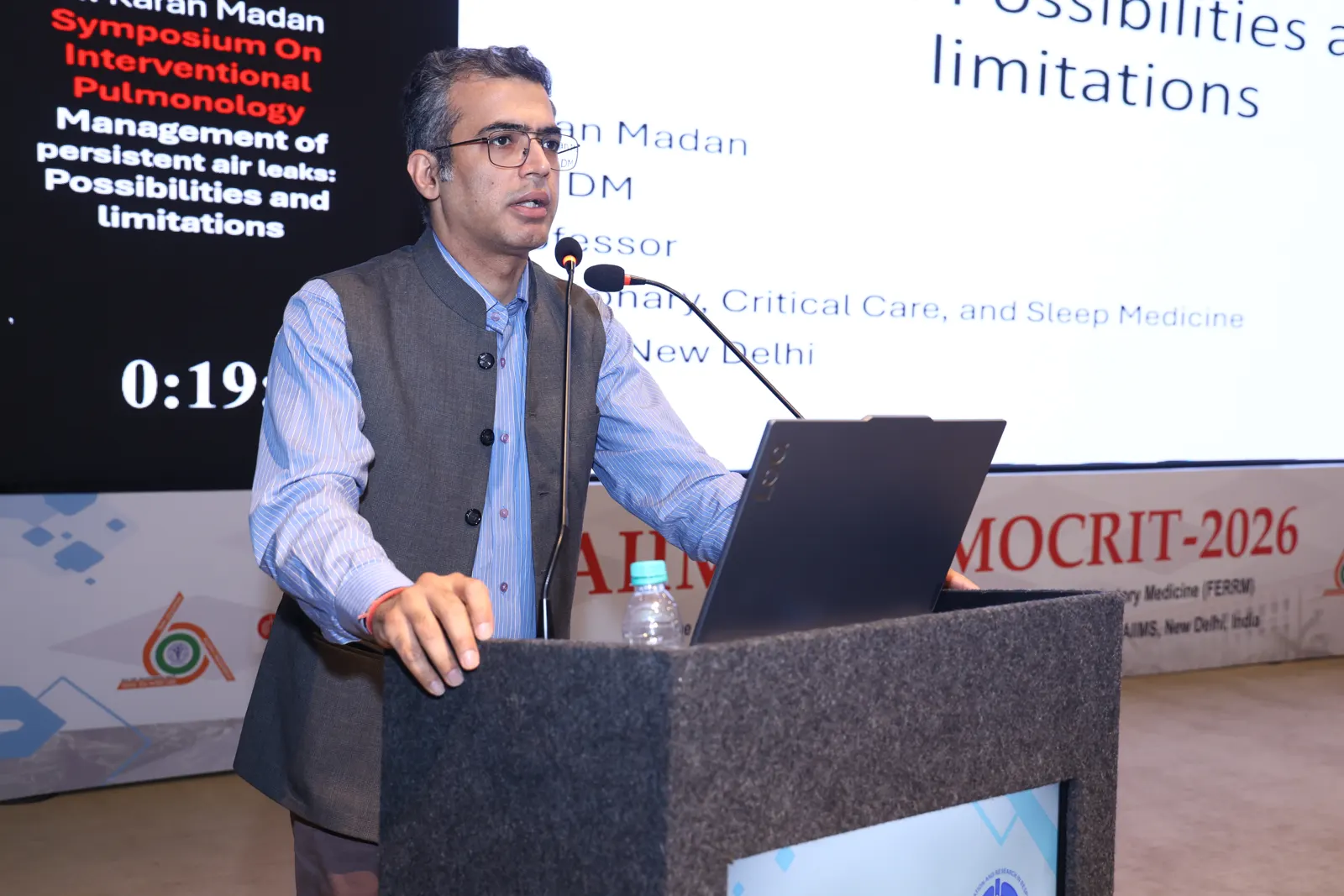 A speaker presenting at PULMOCRIT